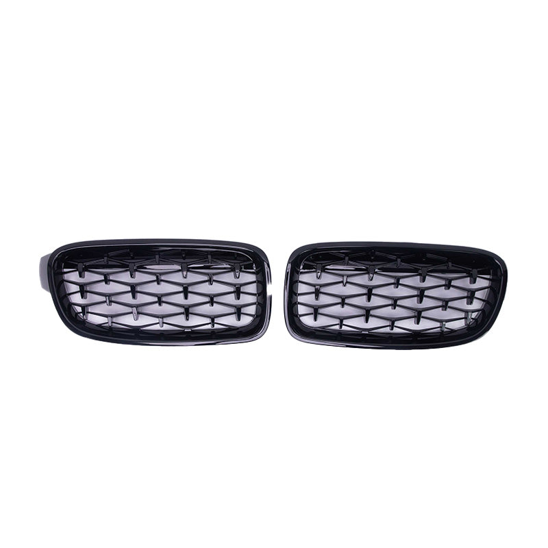 Ein Paar M Frontgrill Schwarz für BMW 3er Serie F30/F35 (2013-2019) von RSHOP mit einem horizontalen und vertikalen Gittermuster, entworfen für die Front eines Fahrzeugs der BMW 3er Serie, dargestellt vor einem weißen Hintergrund.