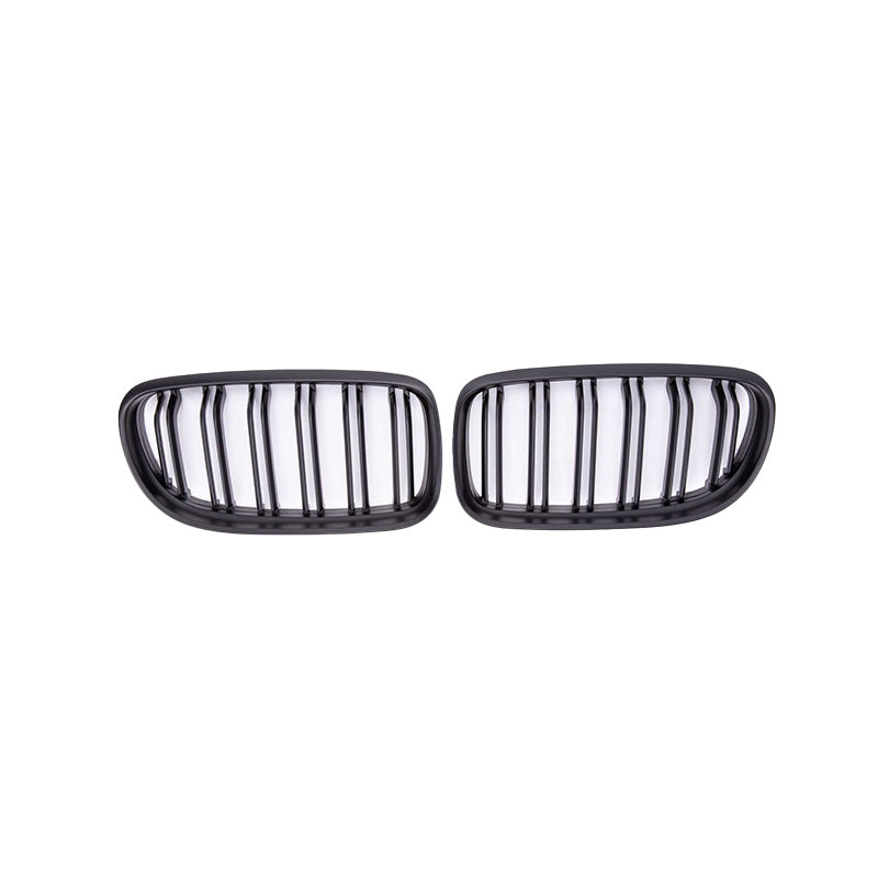 Zwei schwarze Frontgrills Schwarz Glänzend für BMW 3er Serie E90 (2009-2012) von RSHOP mit vertikalem Lamellendesign auf weißem Hintergrund, gefertigt aus ABS-Kunststoff. Die Grills sind leicht rechteckig mit abgerundeten Kanten und nebeneinander angeordnet, entworfen für die Frontpartie des BMW 3er Serie E90.