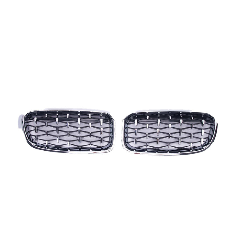 Zwei RSHOP M Frontgrills Schwarz für BMW 3er Serie F30/F35 (2013-2019) mit glänzender Oberfläche, entworfen für die BMW 3er Serie, werden nebeneinander vor einem weißen Hintergrund gezeigt. Jeder Grill verfügt über ein Rautenmuster, das Ästhetik mit effizienter Luftstromfunktionalität verbindet.