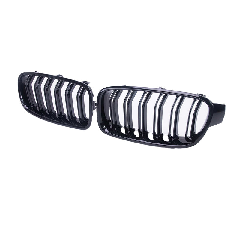 Ein Paar M Frontgrill Schwarz für BMW 3er Serie F30/F35 (2013-2019) von RSHOP, abgebildet auf weißem Hintergrund. Der M Frontgrill verfügt über vertikale Lamellen, die in einem abgerundeten rechteckigen Rahmen eingefasst sind, wobei die leichte Krümmung darauf hinweist, dass sie für die Vorderseite des Fahrzeugs bestimmt sind.