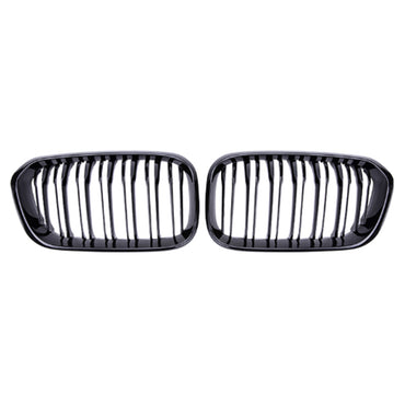 Zwei glänzend schwarze Frontgrills werden nebeneinander auf weißem Hintergrund gezeigt. Jeder RSHOP Frontgrill Glänzend Schwarz für BMW 1er Serie F20 (2015-2017) verfügt über eine Reihe vertikaler Lamellen, die in einem abgerundeten rechteckigen Rahmen eingeschlossen sind und ein glänzendes Finish aufweisen.