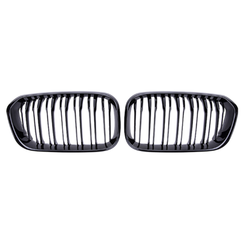 Zwei glänzend schwarze Frontgrills werden nebeneinander auf weißem Hintergrund gezeigt. Jeder RSHOP Frontgrill Glänzend Schwarz für BMW 1er Serie F20 (2015-2017) verfügt über eine Reihe vertikaler Lamellen, die in einem abgerundeten rechteckigen Rahmen eingeschlossen sind und ein glänzendes Finish aufweisen.