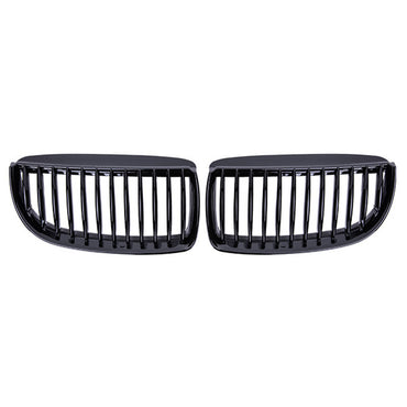 Ein Paar RSHOP M Frontgrill Schwarz Matt für BMW 3er Serie E90 (2005-2008) ist nach außen gerichtet und steht auf einem weißen Hintergrund. Die glänzend schwarzen Grills mit ihren vertikalen Lamellen sind typisch für die Front von BMW 3er Serie E90-Modellen.