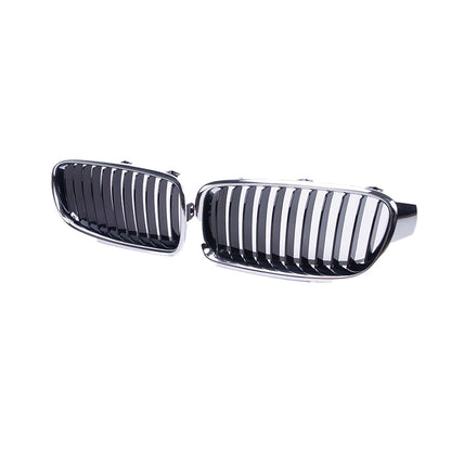 Ein Paar glänzend schwarze RSHOP M Frontgrill Schwarz für BMW 3er Serie F30/F35 (2013-2019) Kühlergrills mit horizontalen Lamellen, in Chrom eingerahmt, leicht schräg vor einem weißen Hintergrund betrachtet.